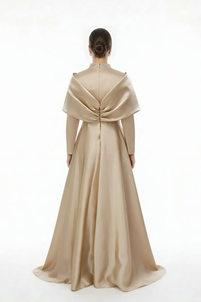 فستان سهرة ذهبي اللون بياقة هالتر ومقاسات كبيرة